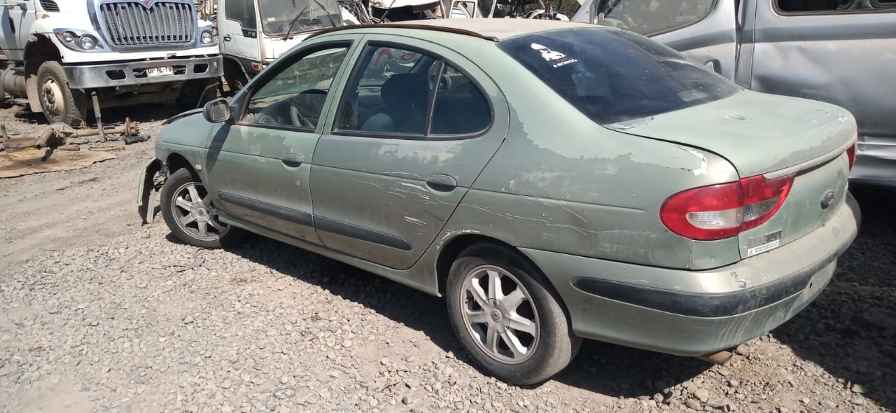  Renault MEGANE 2004    EN DESARME